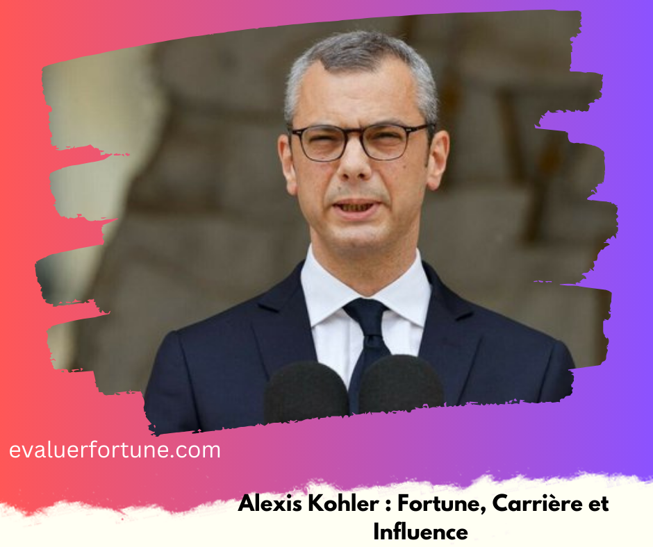 Un homme en costume sombre et cravate, avec le visage flouté, se tient devant des micros. Le fond est flou et coloré en dégradé de rose à violet. Le texte "evaluerfortune.com" est visible en bas à gauche, et "Alexis Kohler : Fortune, Carrière et Influence" est écrit en bas à droite.