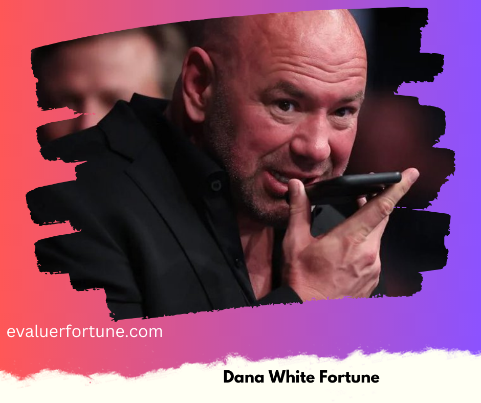 Une personne en costume noir tenant un téléphone portable près de son visage, avec un fond flou et des couleurs dégradées de rouge à violet. Le texte "evaluerfortune.com" et "Dana White Fortune" est visible.