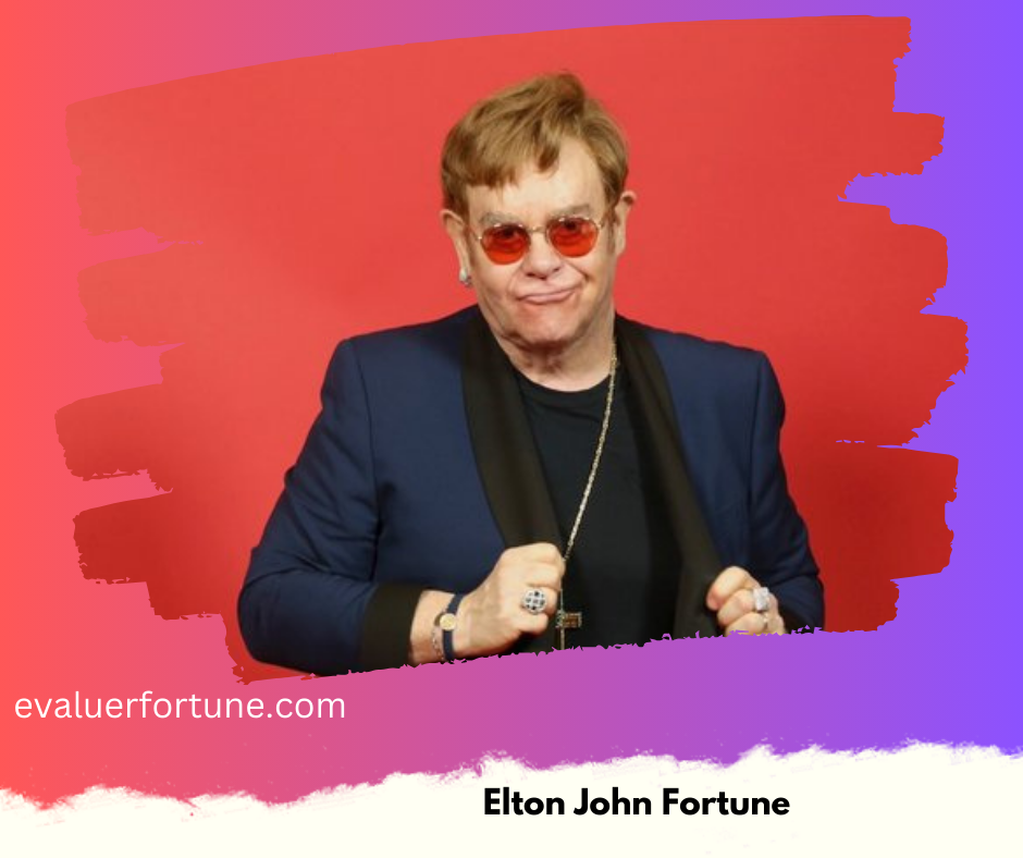 Une personne portant une veste bleue et des bijoux, avec un fond rouge et violet. Le visage est flouté. Le texte "evaluerfortune.com" est visible en bas à gauche et "Elton John Fortune" en bas à droite.