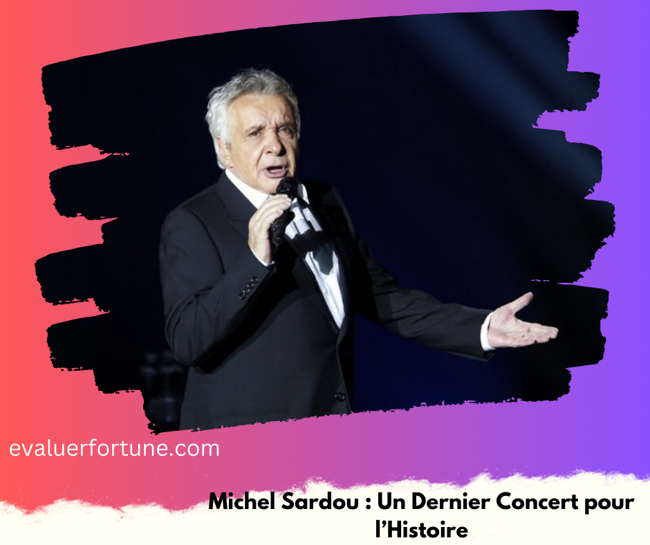 Un homme en costume noir tenant un micro sur scène, avec un fond sombre et un éclairage de scène. Texte en bas : "Michel Sardou : Un Dernier Concert pour l'Histoire". Site web : evaluerfortune.com.