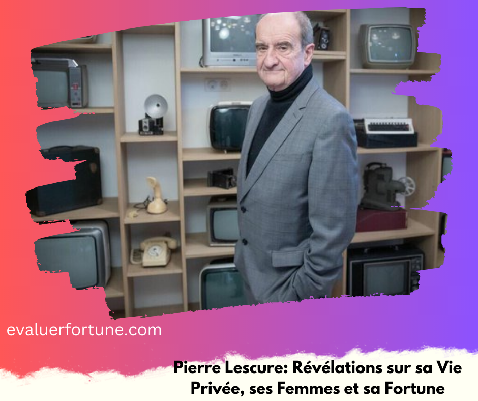 Un homme en costume gris se tient devant une étagère remplie de télévisions et d'appareils électroniques anciens. Le visage de l'homme est flouté.