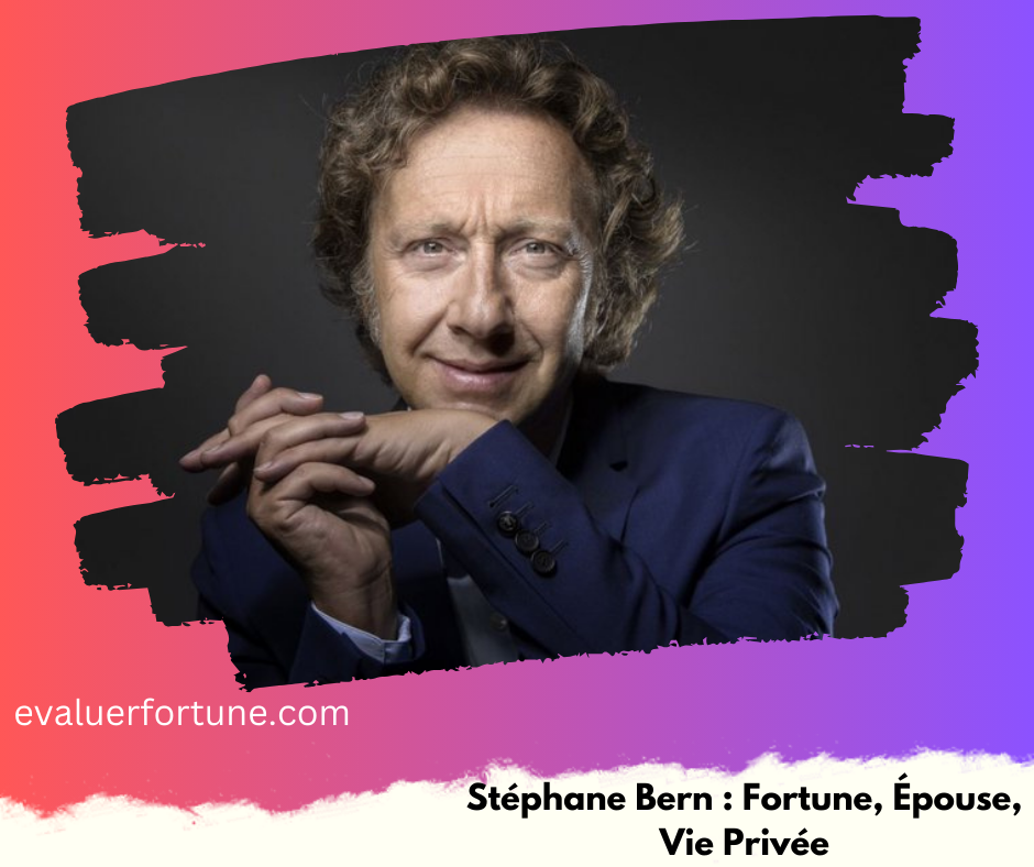 Personne avec visage flouté, mains jointes, portant une veste bleue, sur fond coloré avec texte "évaluerfortune.com" et "Stéphane Bern : Fortune, Épouse, Vie Privée".