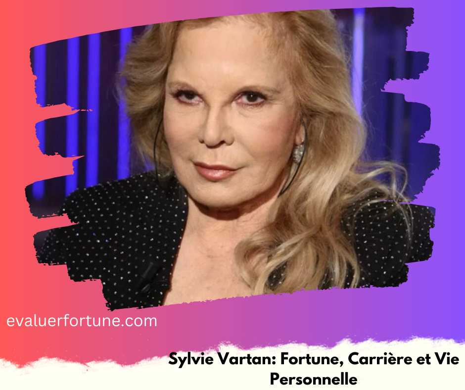 Une personne avec le visage flouté, portant une veste noire à pois, est assise devant un fond violet. Le texte sur l'image mentionne "evaluerfortune.com" et "Sylvie Vartan: Fortune, Carrière et Vie Personnelle".