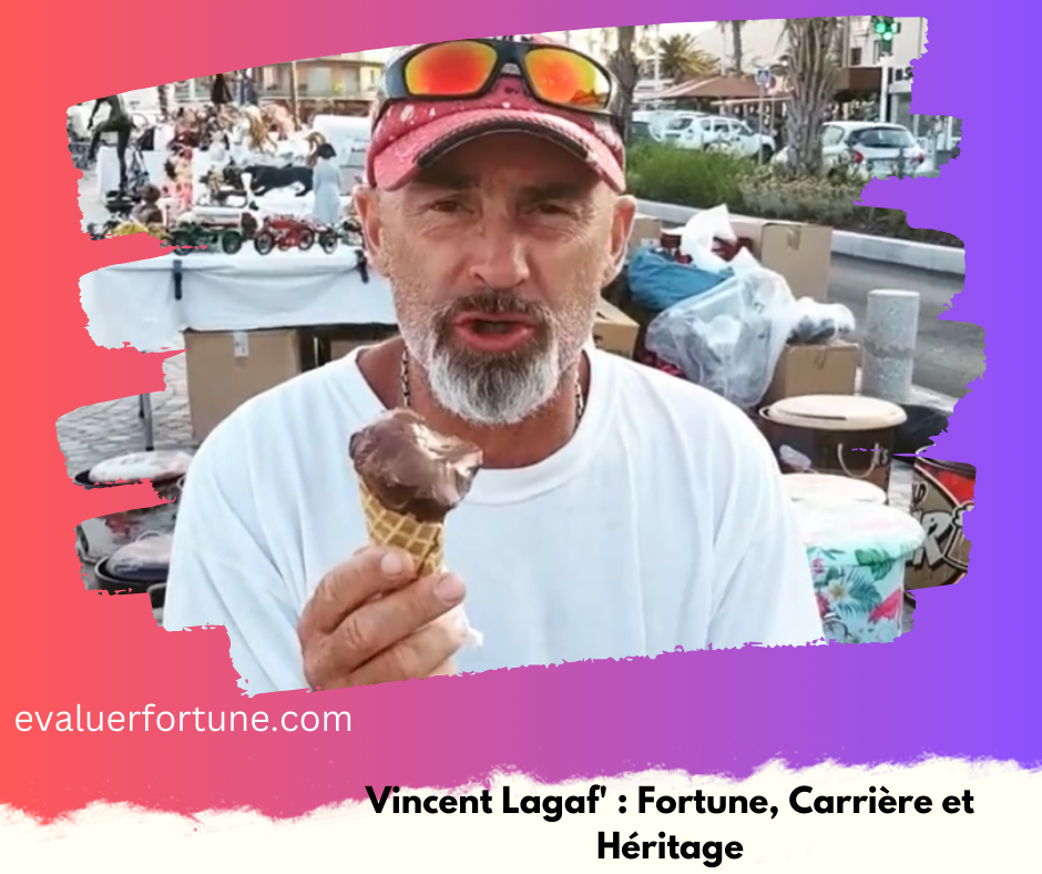 Un homme tenant une glace au chocolat dans un cornet, avec des lunettes de soleil sur la tête. En arrière-plan, un marché en plein air avec des objets divers exposés sur des tables. Le texte "evaluerfortune.com" et "Vincent Lagaf' : Fortune, Carrière et Héritage" est visible sur l'image.