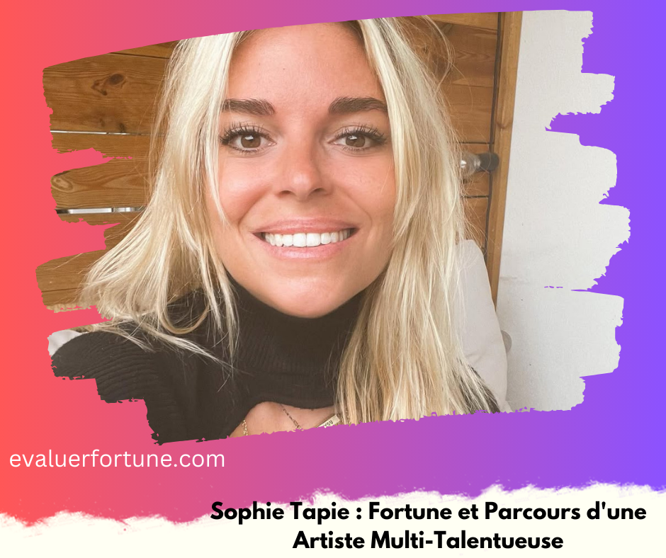 Femme blonde avec visage flouté, portant un pull noir, devant un fond en bois. Texte en bas : "Sophie Tapie : Fortune et Parcours d'une Artiste Multi-Talentueuse".